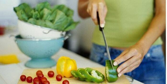Μαγειρέψτε μια σαλάτα λαχανικών για δείπνο ακολουθώντας τις αρχές της σωστής διατροφής για λεπτή σιλουέτα